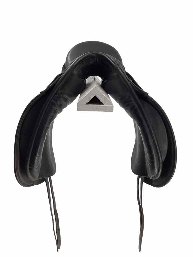 17.5" Karl Niedersuss used dressage saddle