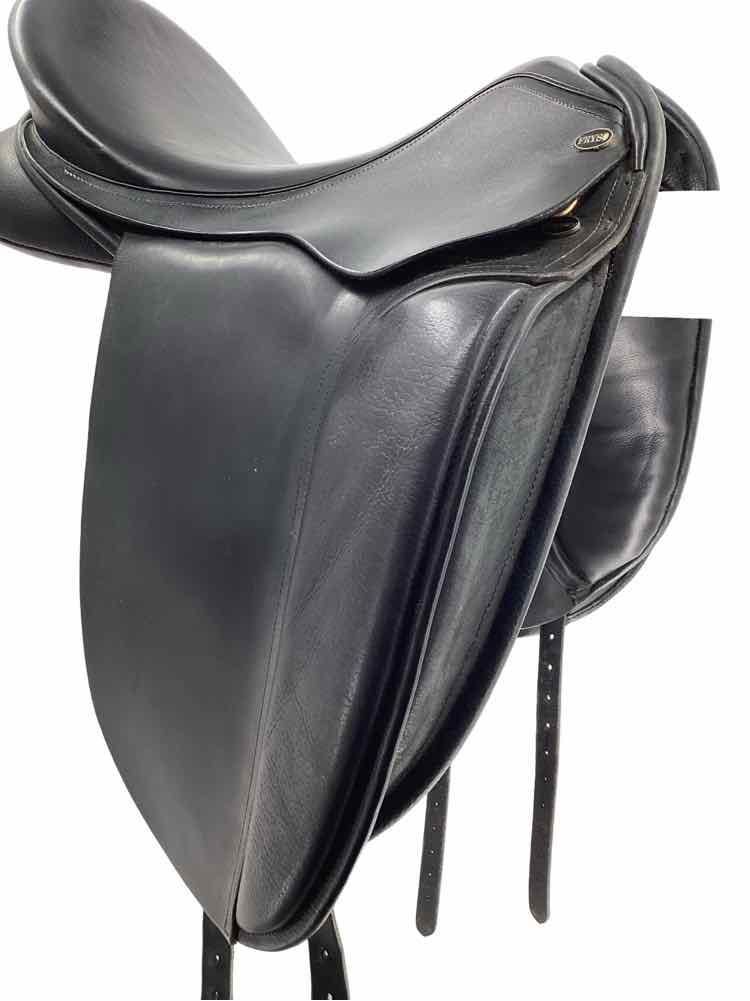 18" Fryso legacy used dressage saddle B