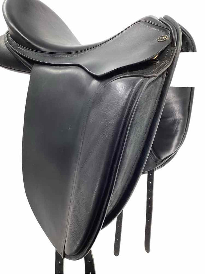 18" Fryso legacy used dressage saddle B