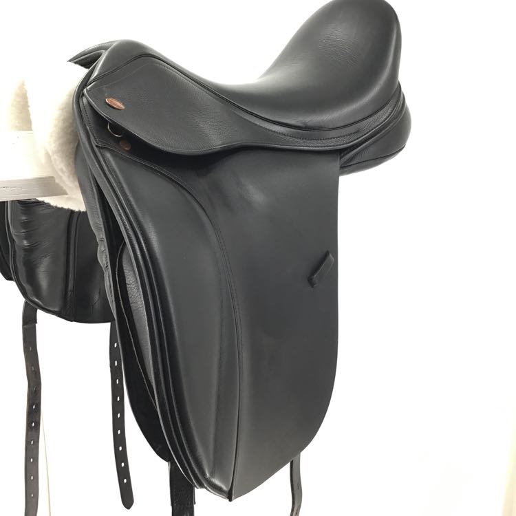 17.5" Kent Masters used dressage saddle it is stamp 17.5" But measured 18.5" B