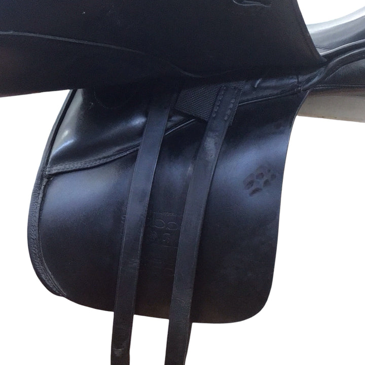 17.5" Stubben Genesis De Luxe 29cm Medium Used Dressage Saddle - H