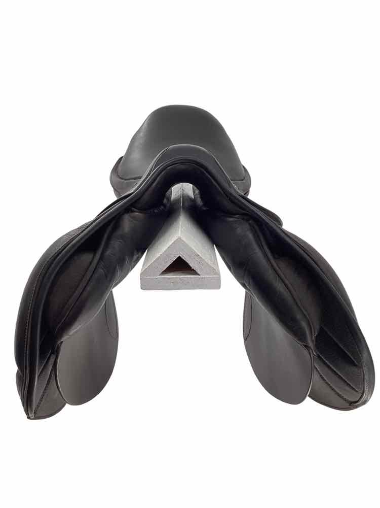 18" Stubben Portos used close contact saddle