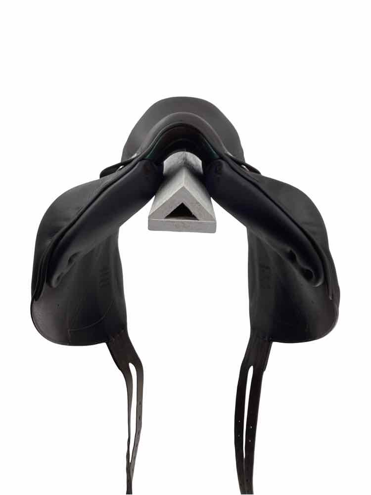 18" Voltaire Mono flap used jumping saddle