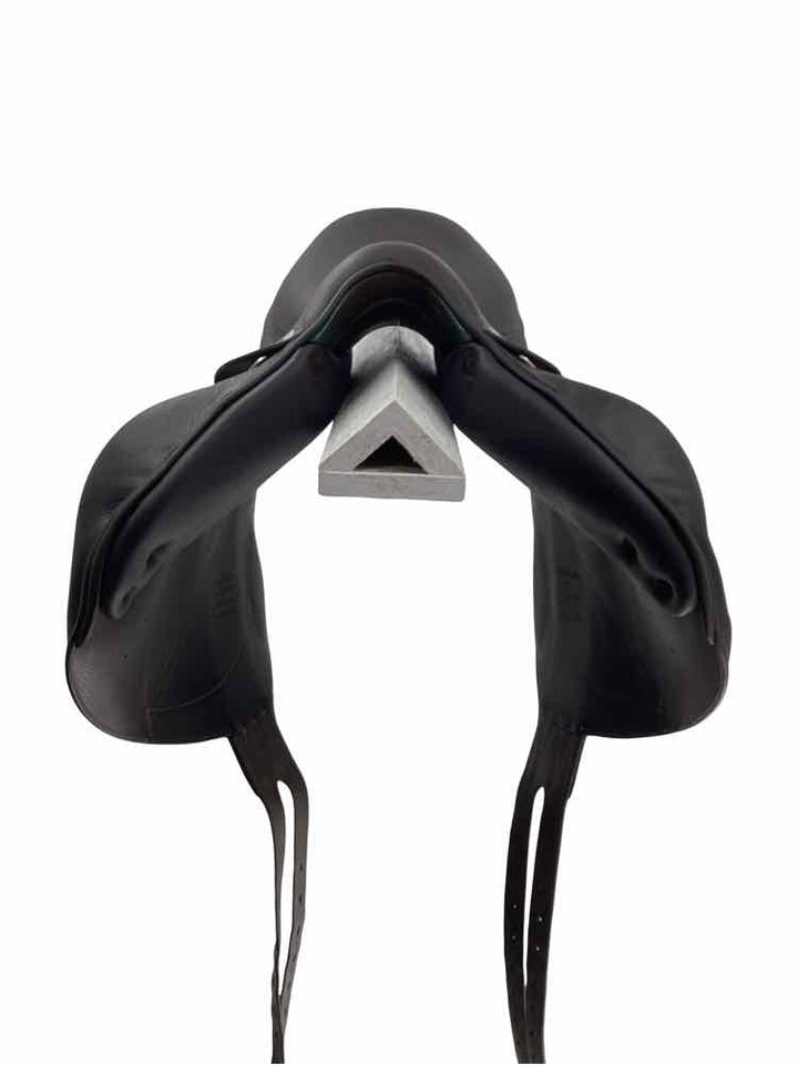 18" Voltaire Mono flap used jumping saddle