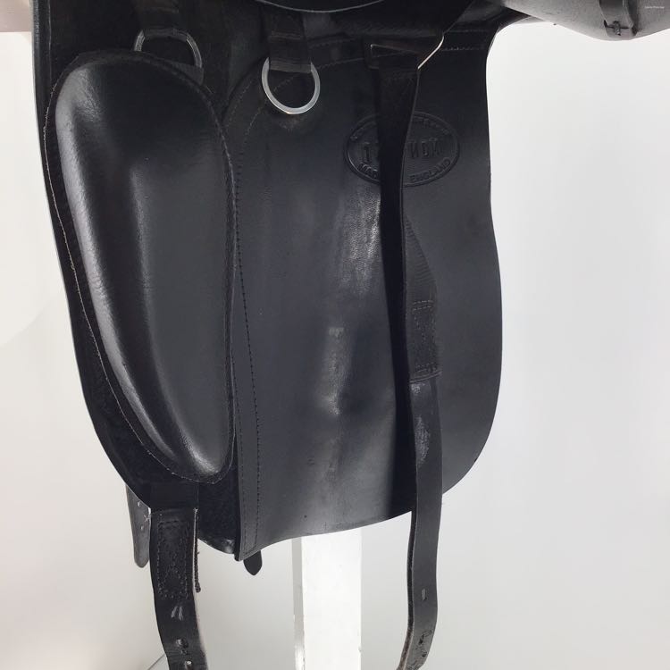 17.5" Kent Masters used dressage saddle it is stamp 17.5" But measured 18.5" B