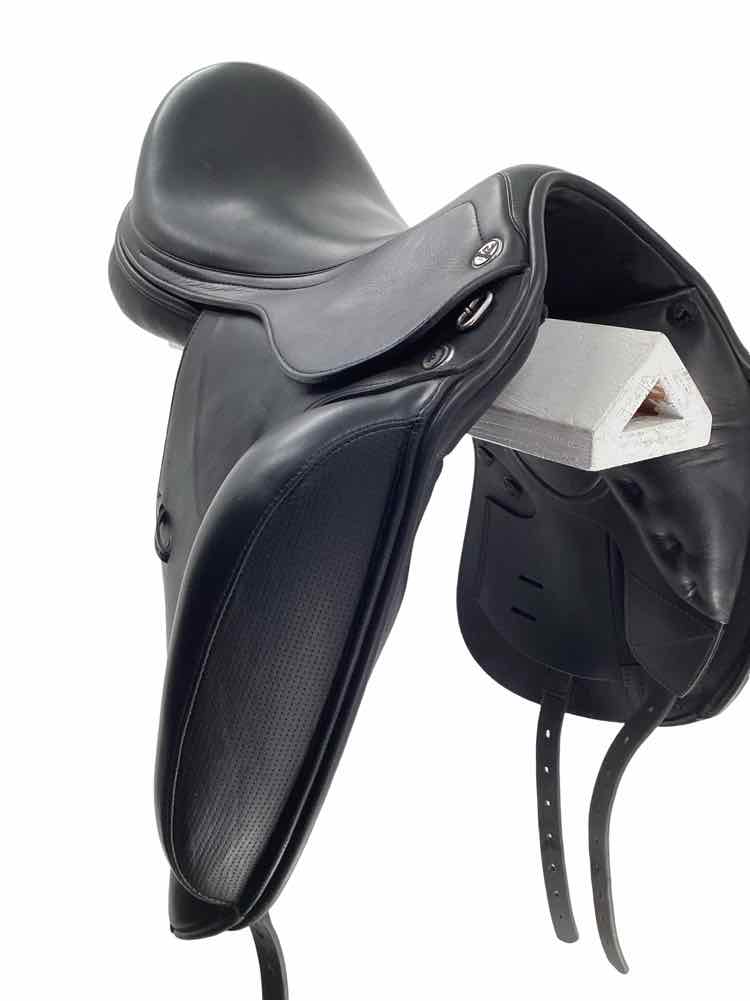 17.5" Prestige used dressage saddle