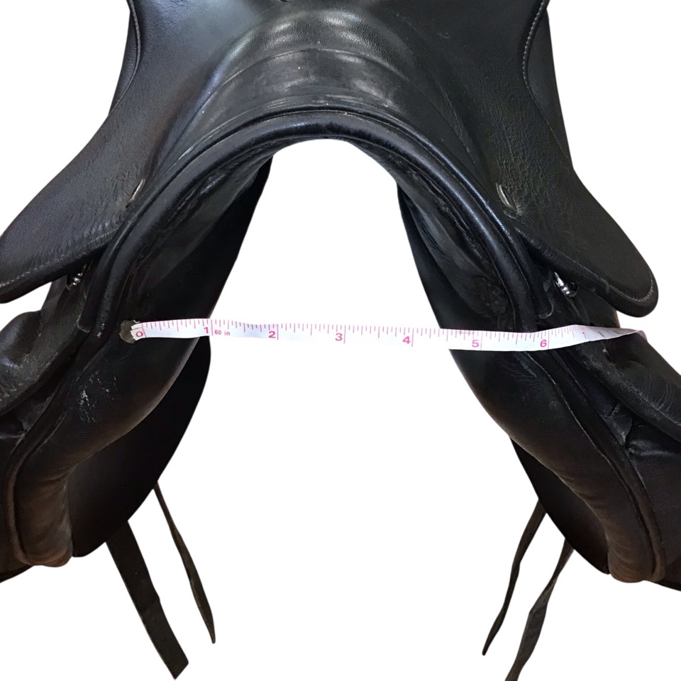 18" Stubben Maestoso De Luxe 28cm Med/Narrow Used Dressage Saddle - H