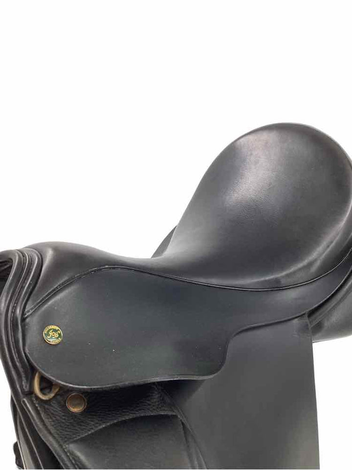 17.5" J Hulsebos used dressage saddle B Has Cover