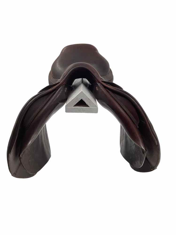 17.5" CWD used close contact saddle