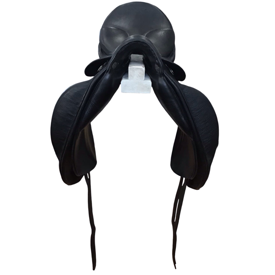 17.5" Stubben Genesis De Luxe 29cm Medium Used Dressage Saddle - H