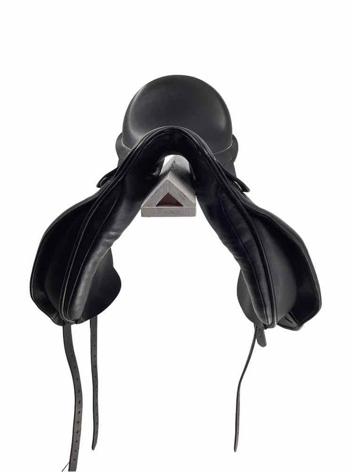 17.5" Trilogy used dressage saddle