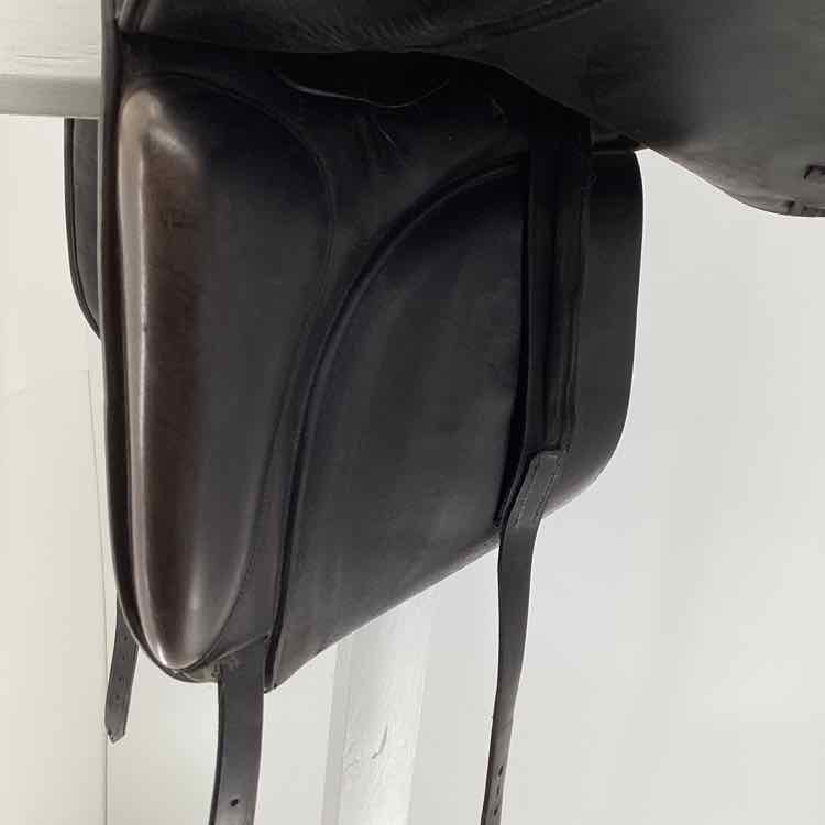 18" Prestige used dressage saddle B