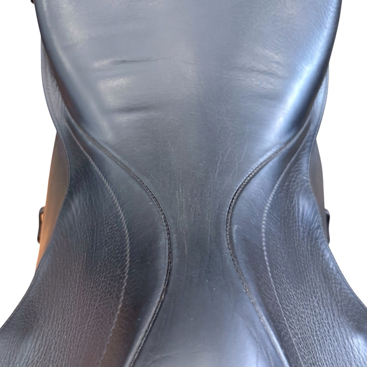 18" Stubben Genesis De Luxe 29cm Medium Used Dressage Saddle - H