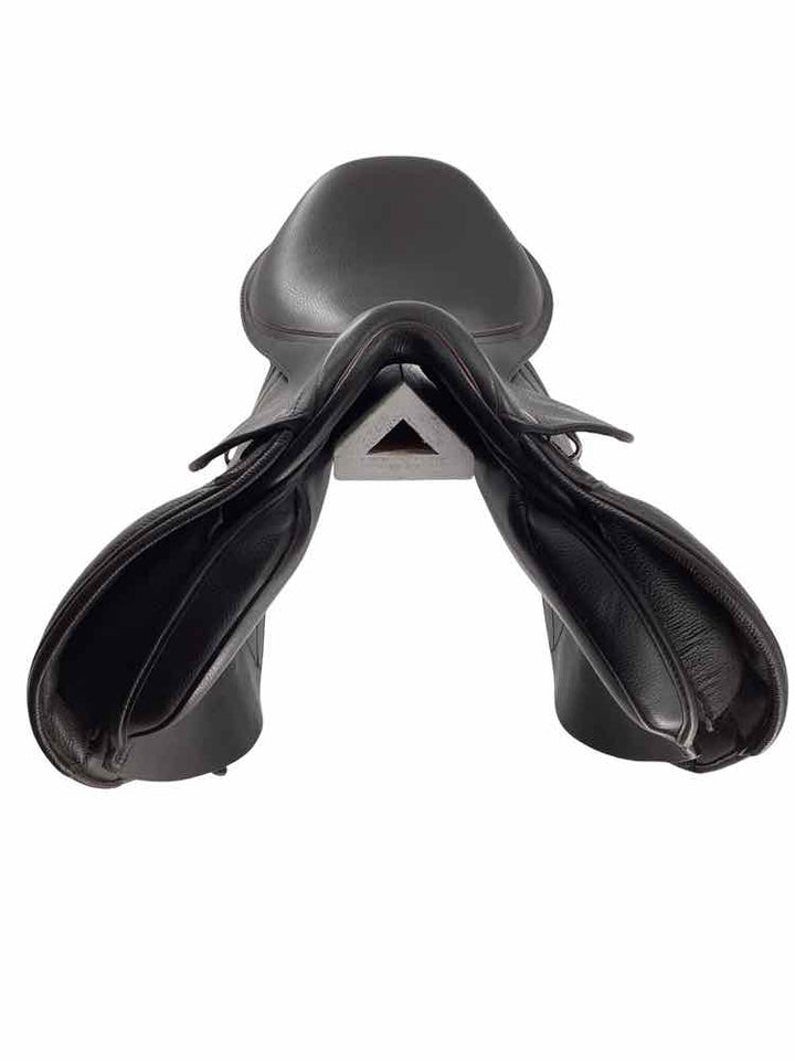 17.5" Kent & Masters used close contact saddle