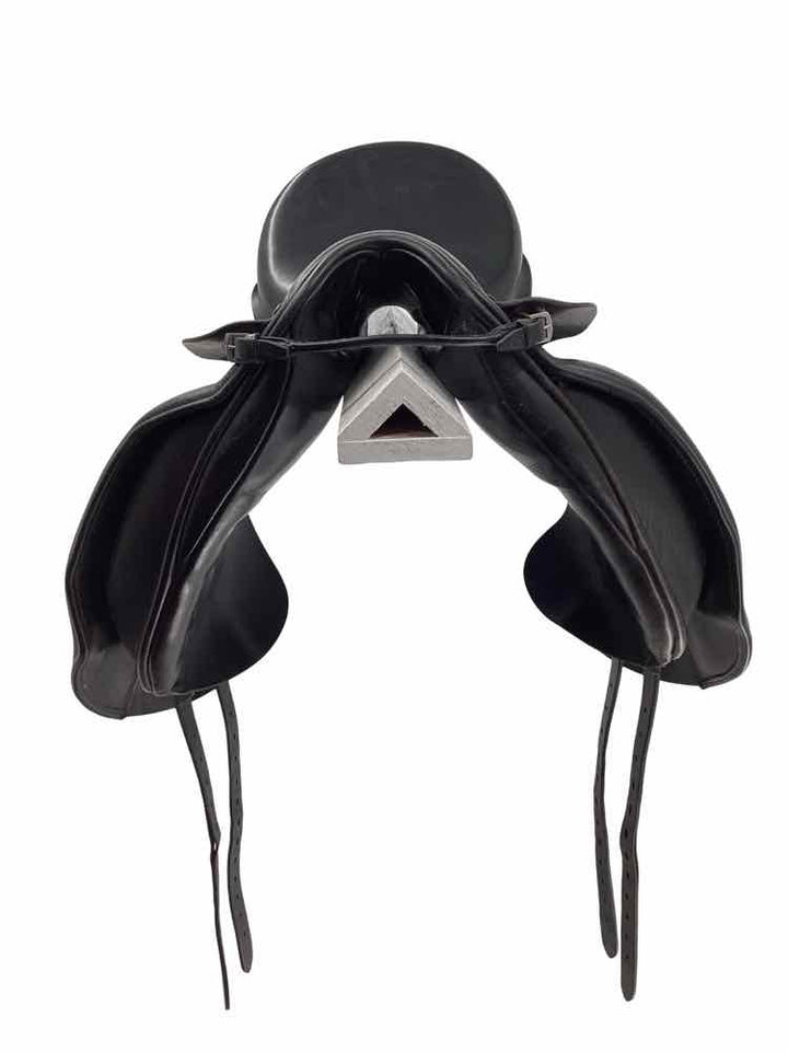 18" Detente Advanced saddle fit used dressage saddle