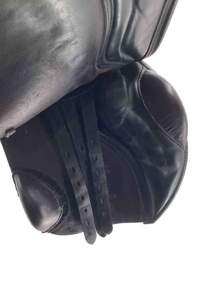 18.5" Black country Quantum used close contact saddle