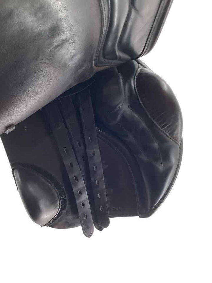 18.5" Black country Quantum used close contact saddle