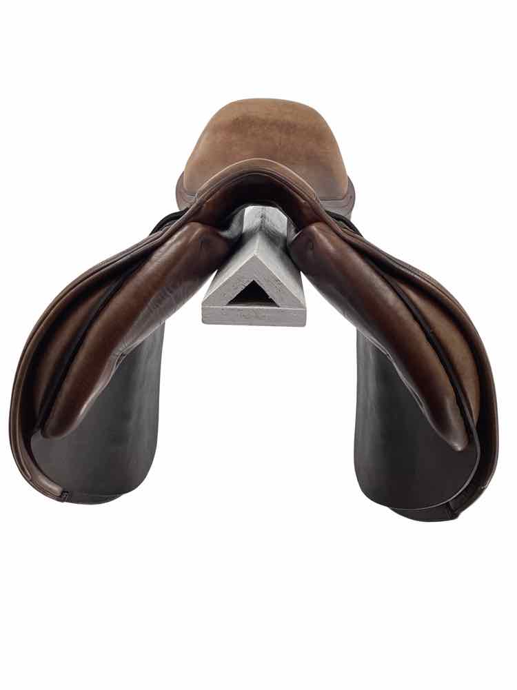 18" Beval used close contact saddle