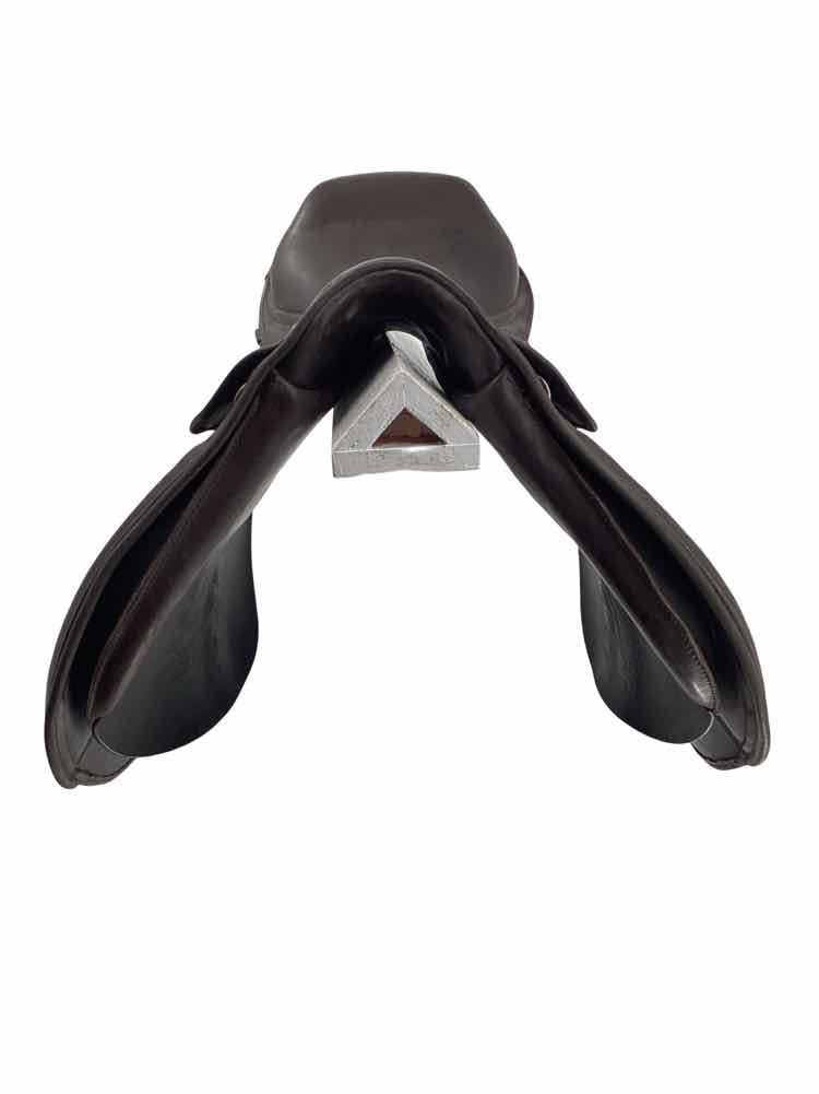 16.5" Courbette used close contact saddle