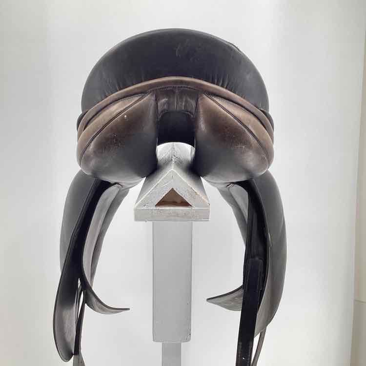 18" Prestige used dressage saddle B