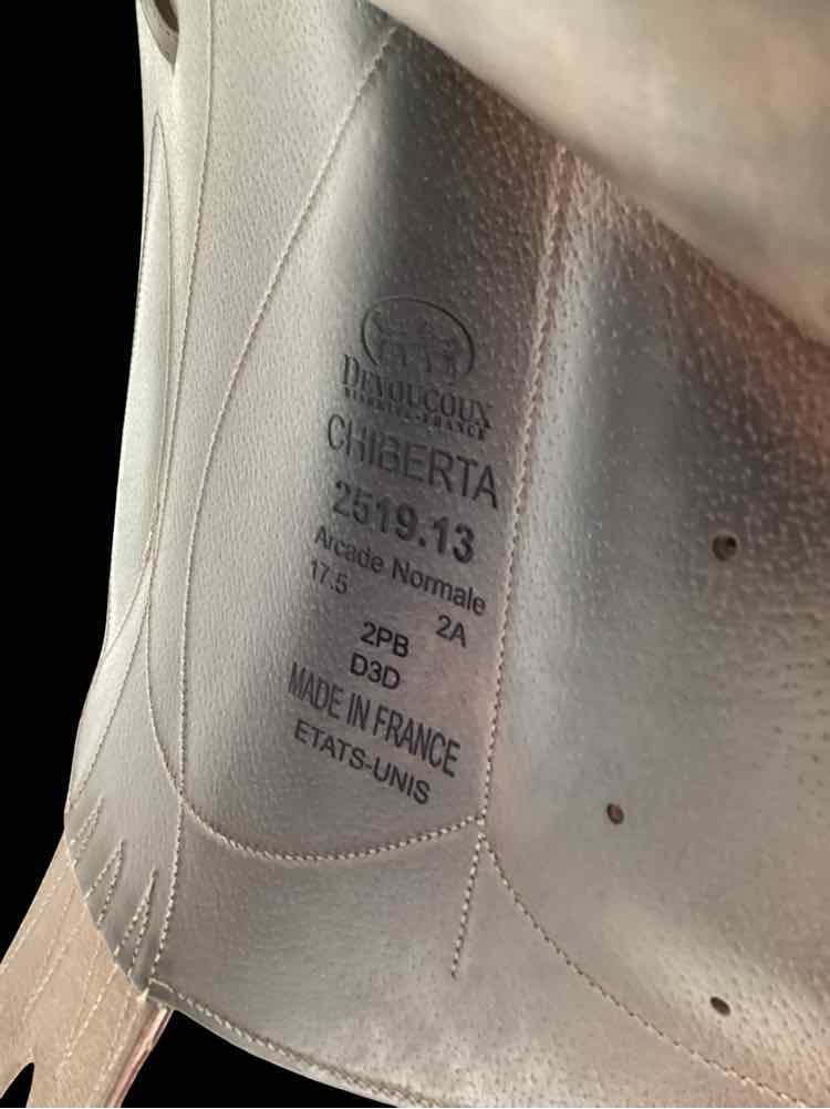 17.5" Devoucoux used monoflap jumping saddle B has cover