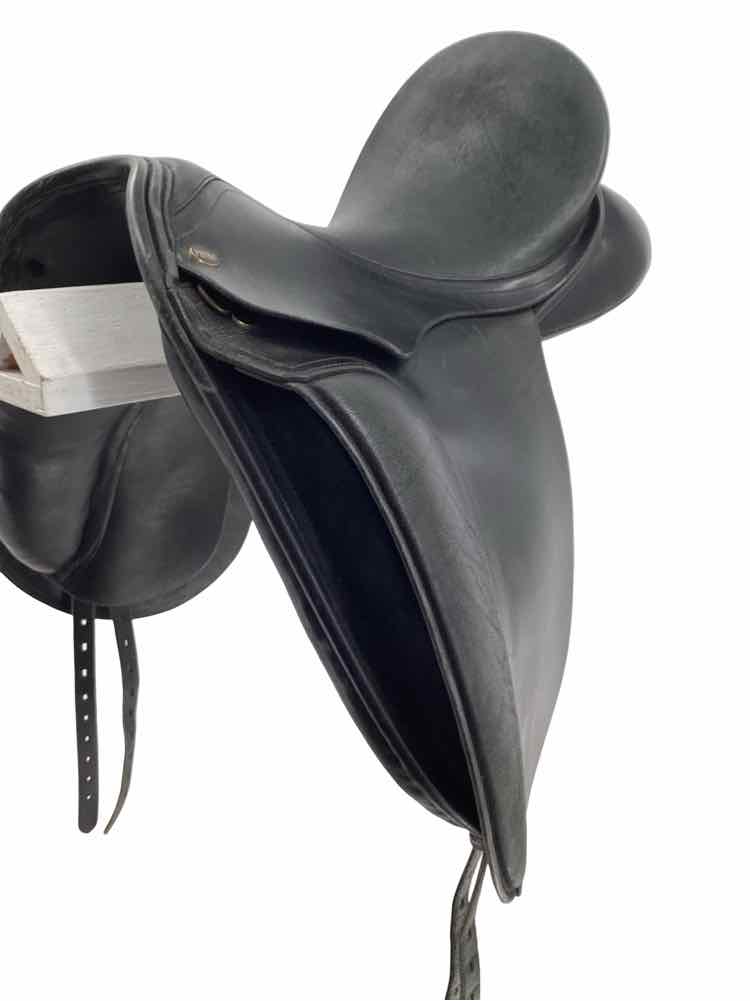 17.5" Fryso used dressage saddle B