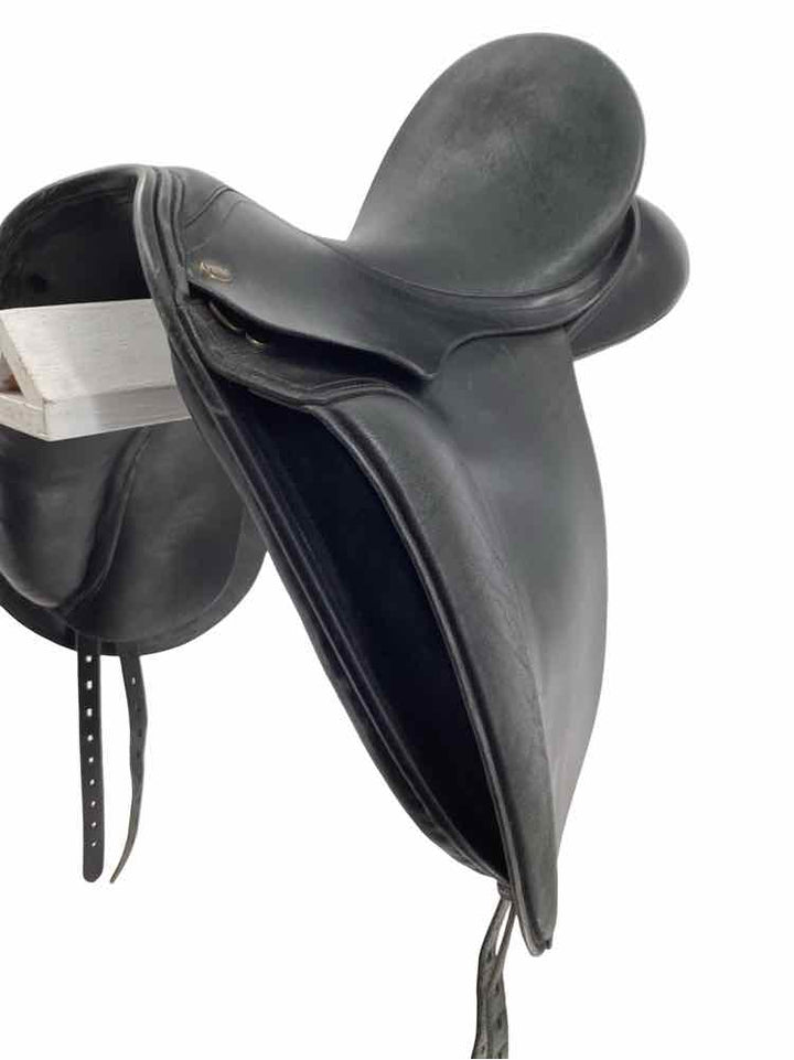 17.5" Fryso used dressage saddle B
