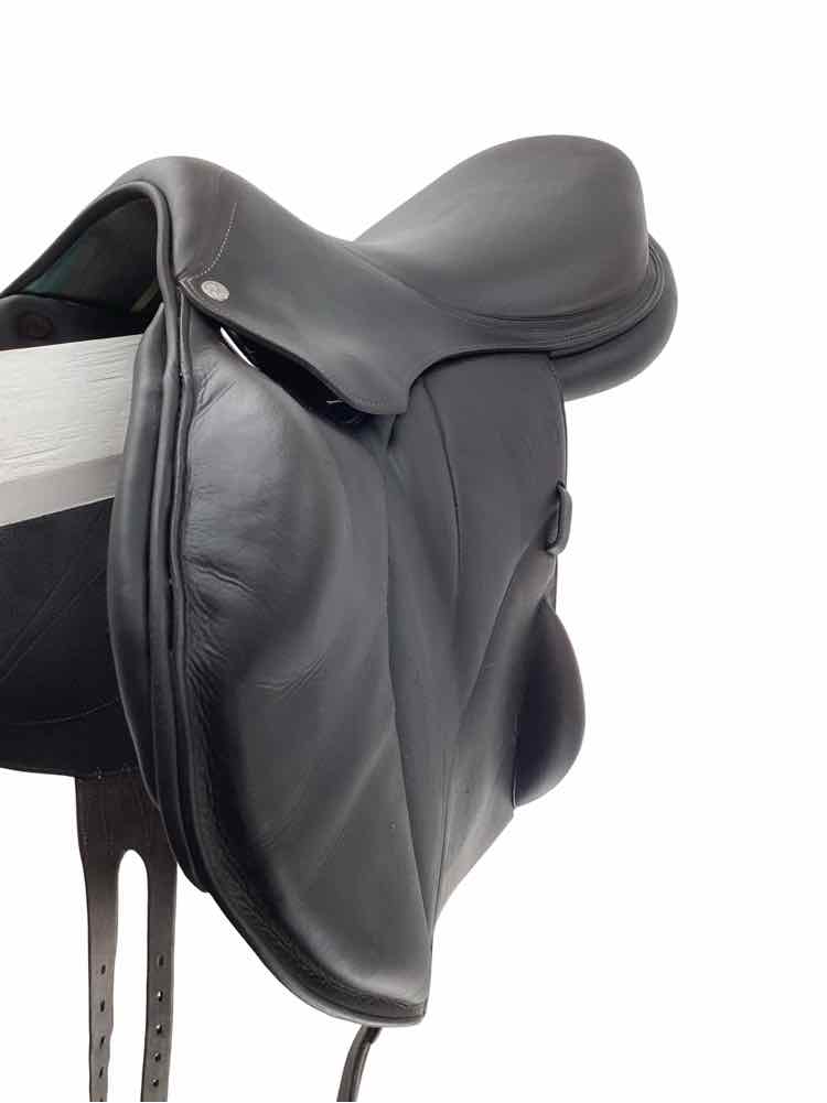 18" Voltaire Mono flap used jumping saddle