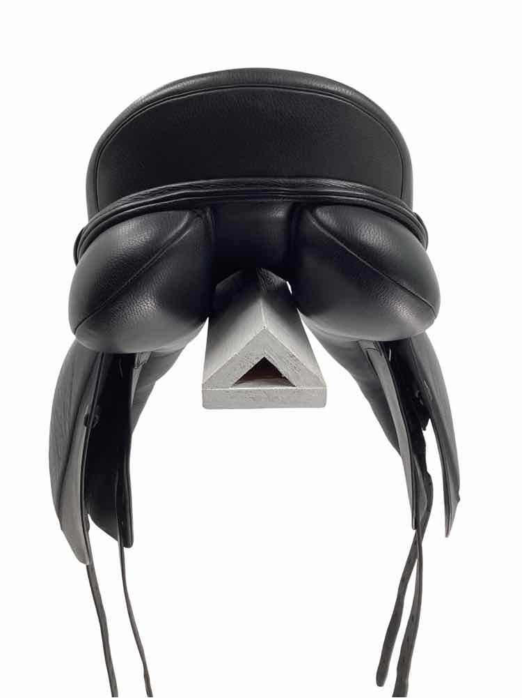 17" Kent Masters used dressage saddle