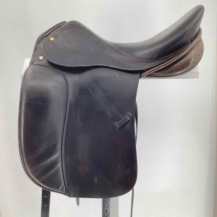 18" Prestige used dressage saddle B