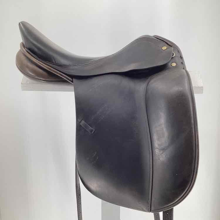 18" Prestige used dressage saddle B