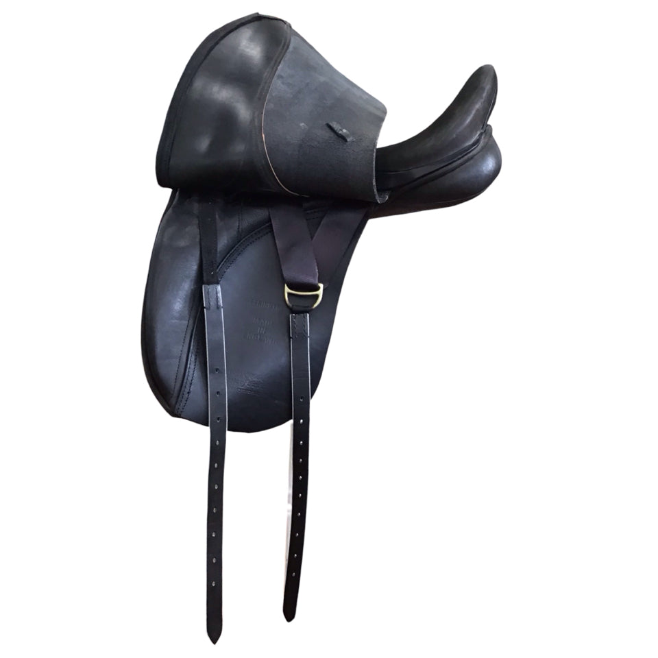 18" Cynron DV-B Medium Like New Dressage Saddle - H