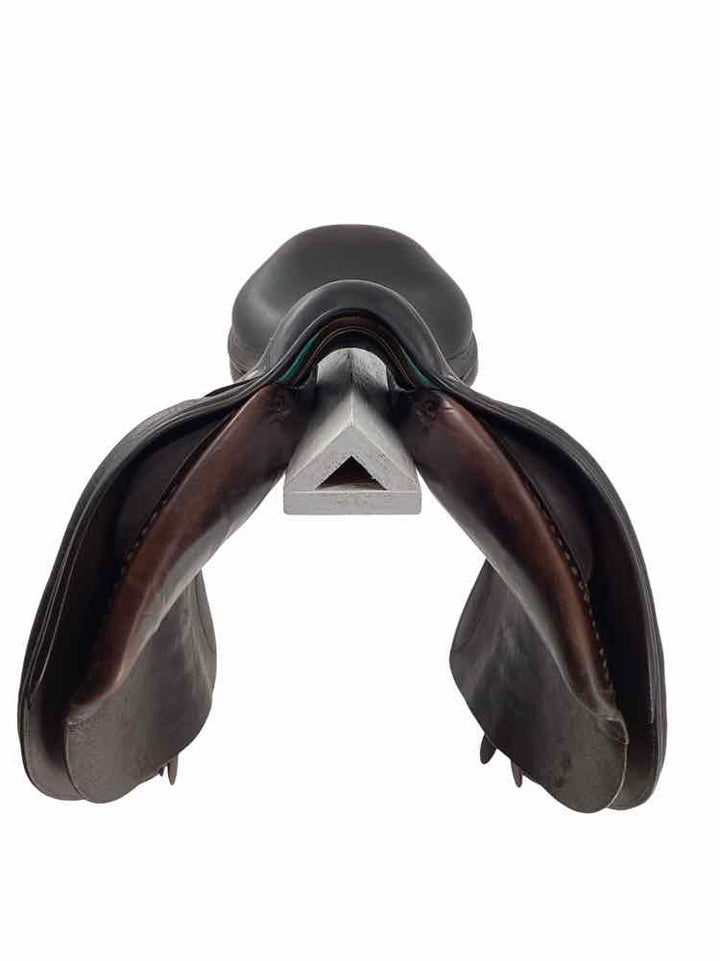 18" Voltaire palm beach with very forward flap used close contact saddle