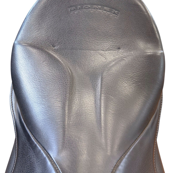 18" Stubben Maestoso De Luxe 28cm Med/Narrow Used Dressage Saddle - H