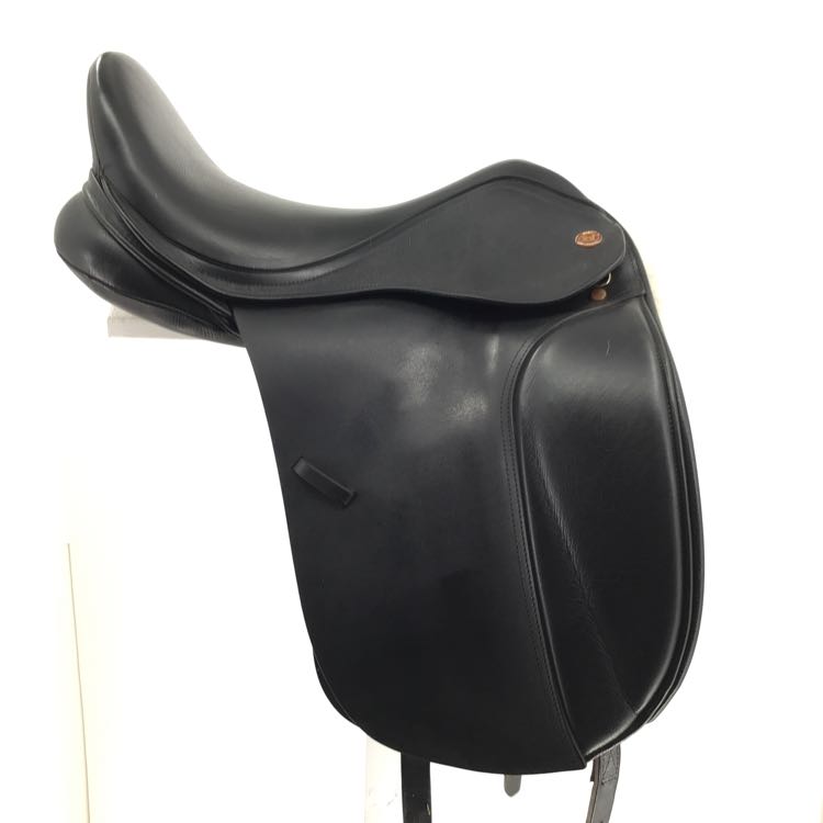 17.5" Kent Masters used dressage saddle it is stamp 17.5" But measured 18.5" B