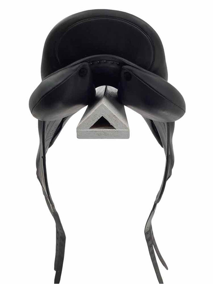 18" Atlas used monoflap dressage saddle