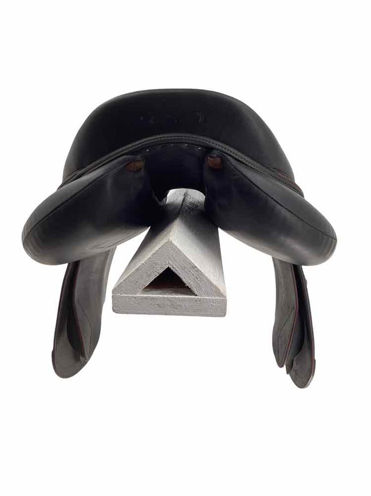 18" Devoucoux Biarritz used close contact saddle