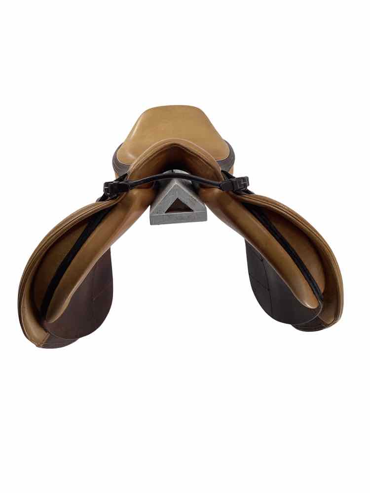 16.5" M Toulouse used close contact saddle