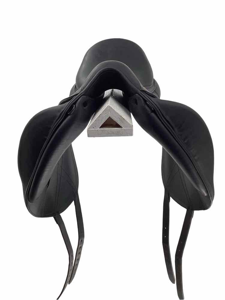 18" Atlas used monoflap dressage saddle