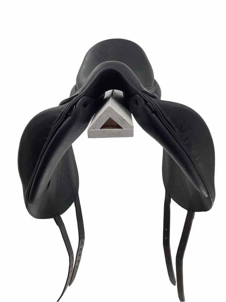 18" Atlas used monoflap dressage saddle