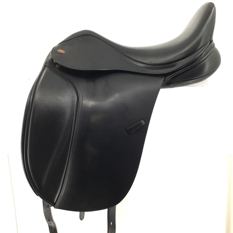 17.5" Kent Masters used dressage saddle it is stamp 17.5" But measured 18.5" B