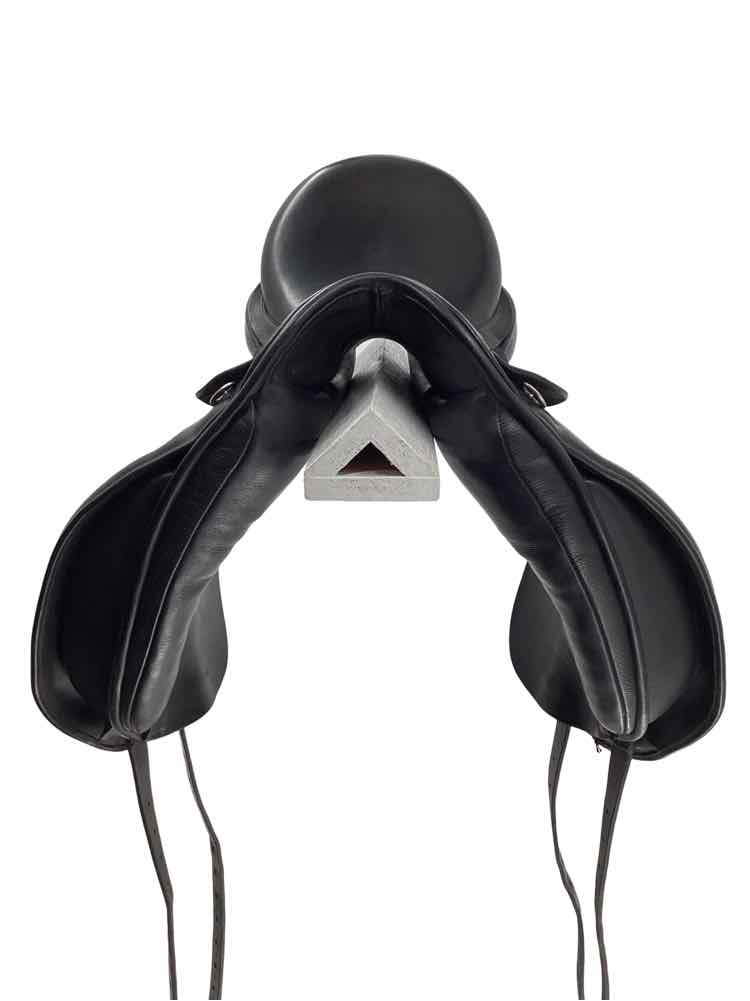 18" Trilogy used dressage saddle