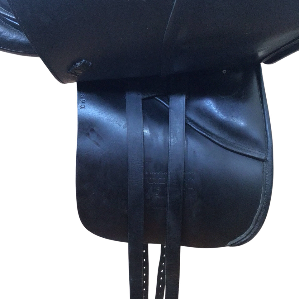17.5" Stubben Genesis De Luxe 29cm Medium Used Dressage Saddle - H