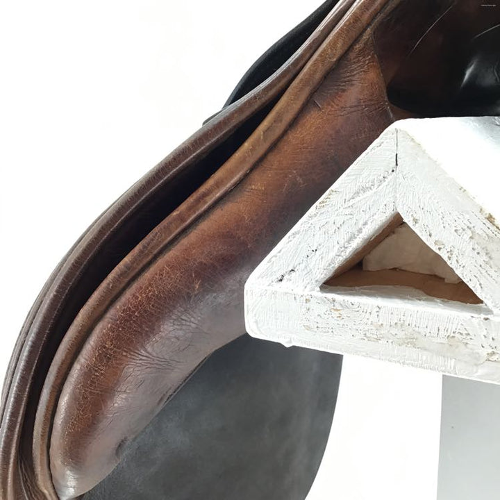 17.5" County used close contact saddle B