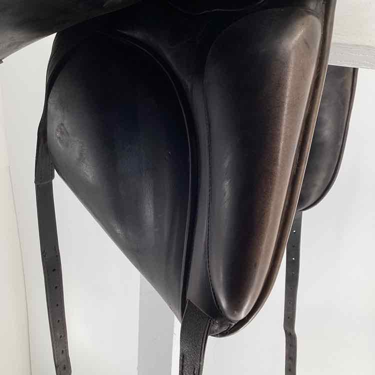 18" Prestige used dressage saddle B