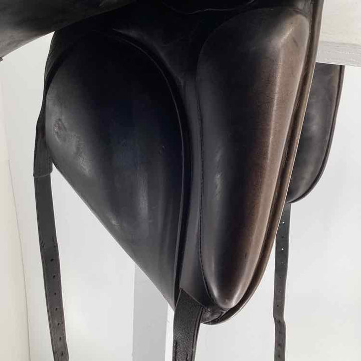 18" Prestige used dressage saddle B