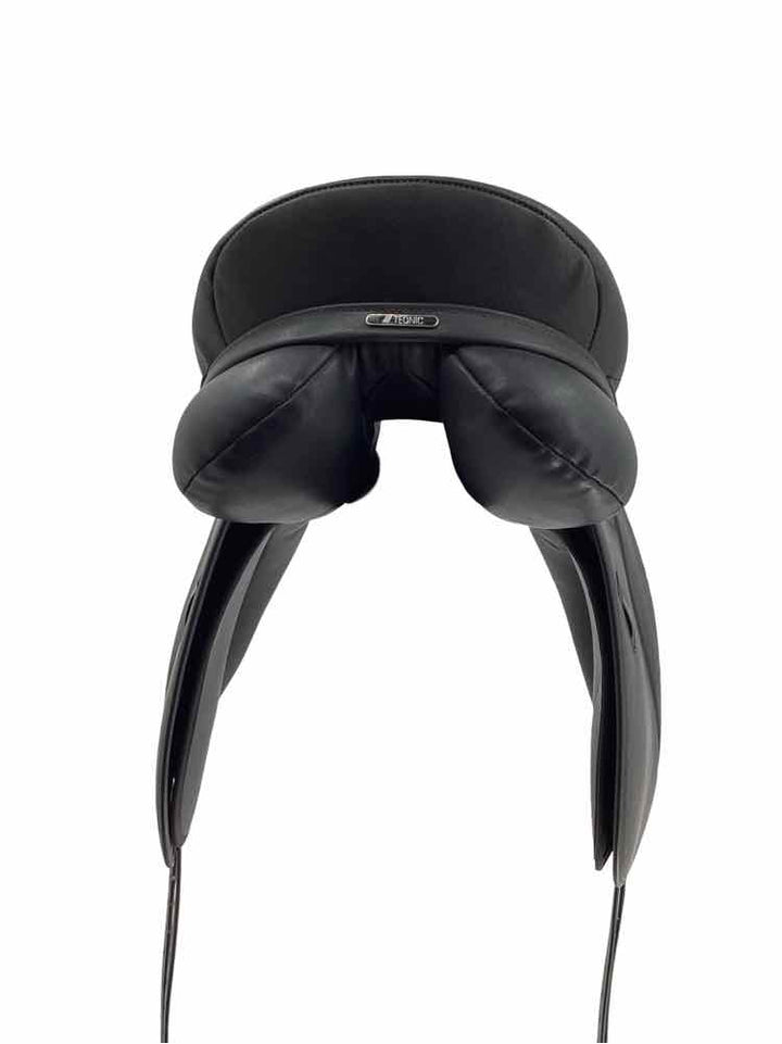 18" Thorogood dressage used synthetic saddle B