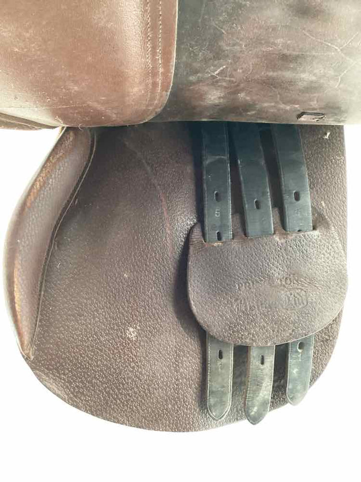 17" Beval used close contact saddle B