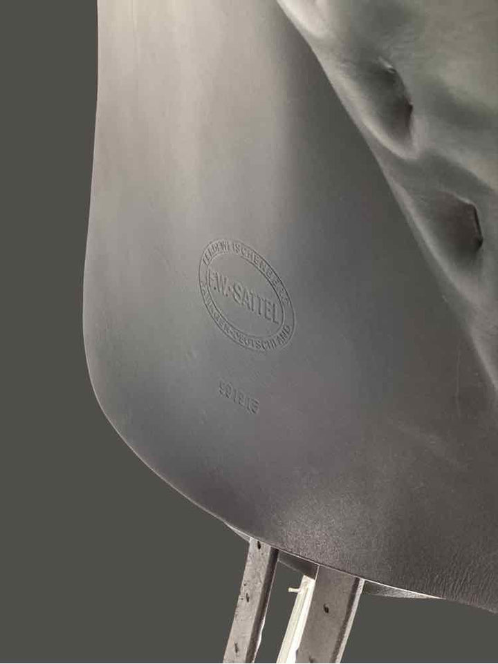 18" FerdiWeischnberg used dressage saddle B