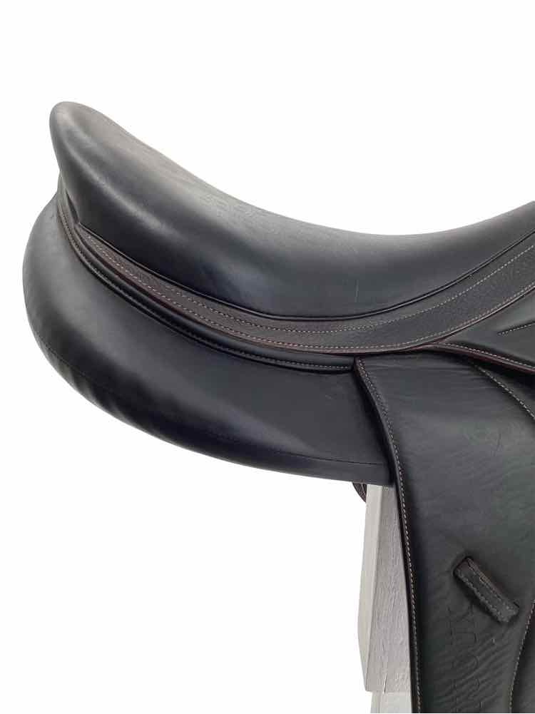 18" Devoucoux Biarritz used close contact saddle